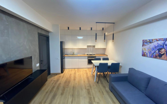 Luxury flat in 100 meters from republic square.