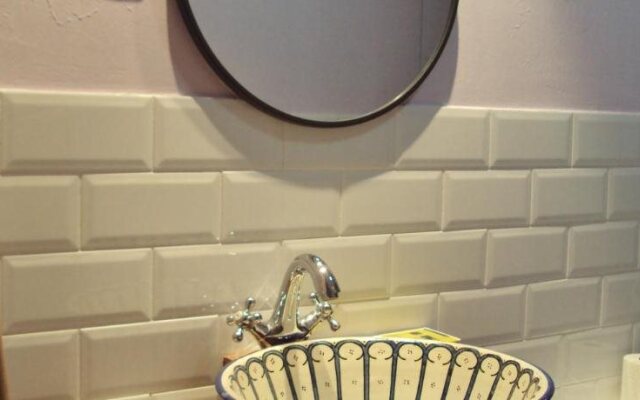 Ana de las Tejas Azules