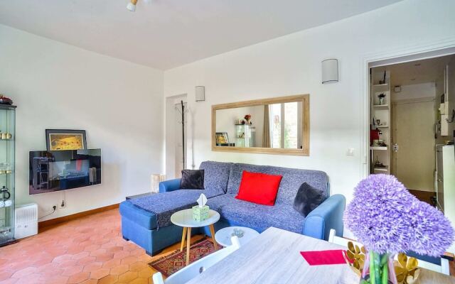 Charming 2 Room Apartment Near Square Louise-michel