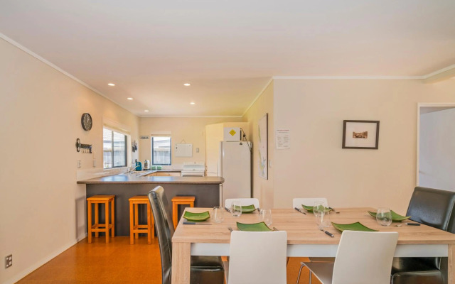 Kowhai Corner - Matarangi Holiday Home