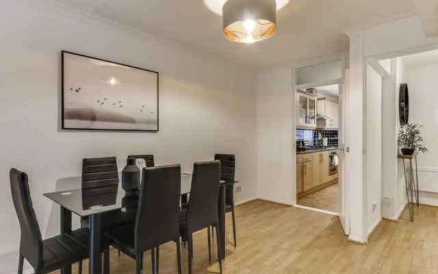 Lovely 4 Bed House w Garden, 1 Stop to Waterloo