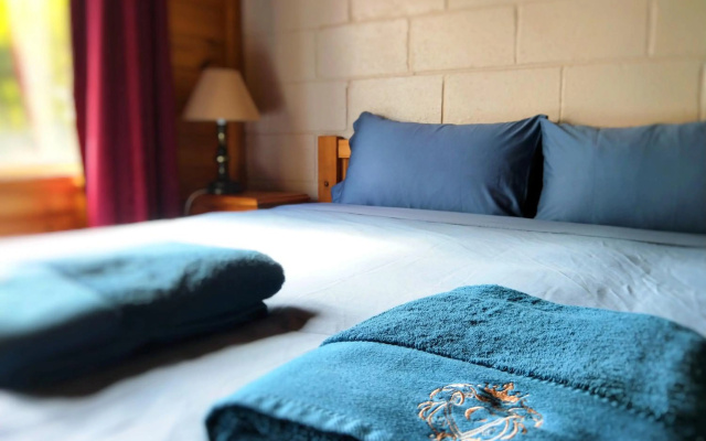 Twelve Apostles Motel & Country Retreat – Guest Rooms – Princetown