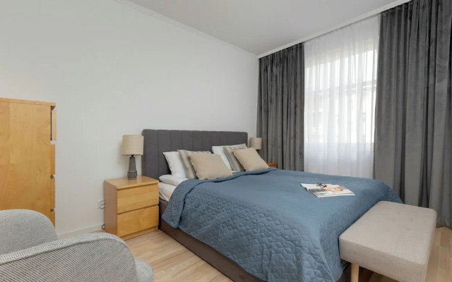 Spacious Apartment With Desk by Renters