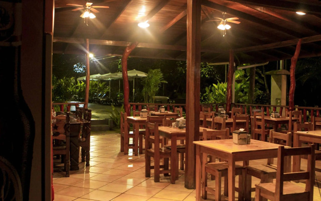 Hotel La Isla Inn