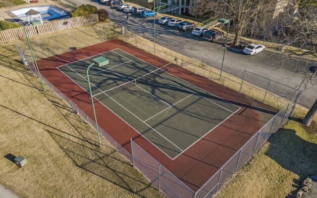 Valley View Treehouse - Holiday Hills Branson Golf Resort Outdoor Pools