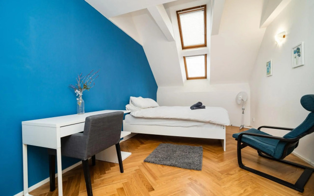 Central, Spacious, Modern 5 Bedrm duplex w/Balcony