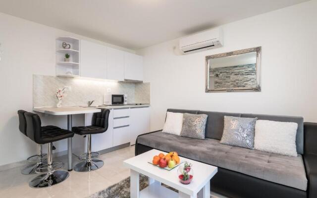 S & V Deluxe Apartments