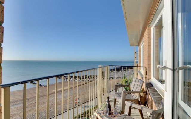 Beautiful Apartment With sea View and Balcony, Near Shops and Pubs
