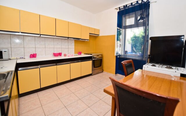 Simple and Central Hostel
