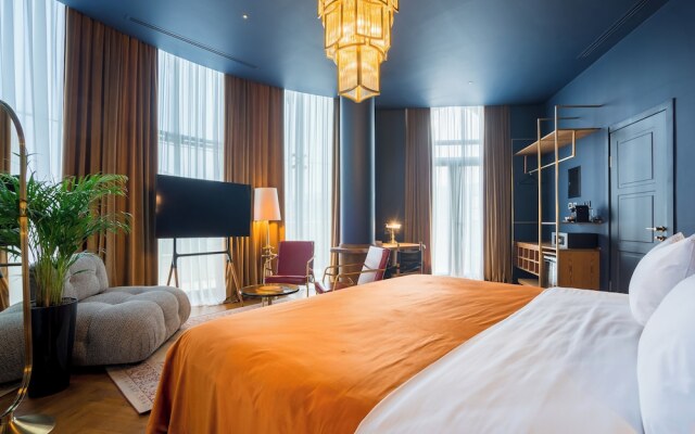 Zorba&Bond Hotel on the 8th