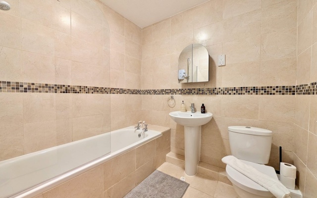 Charming Flat Near London Attractions