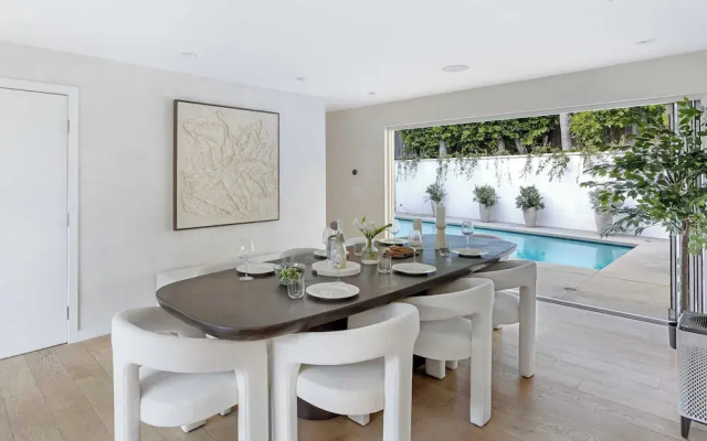 Luxury Hollywood Hills Home With Pool, Outdoor Dining & Iconic Views Skyline Chalet