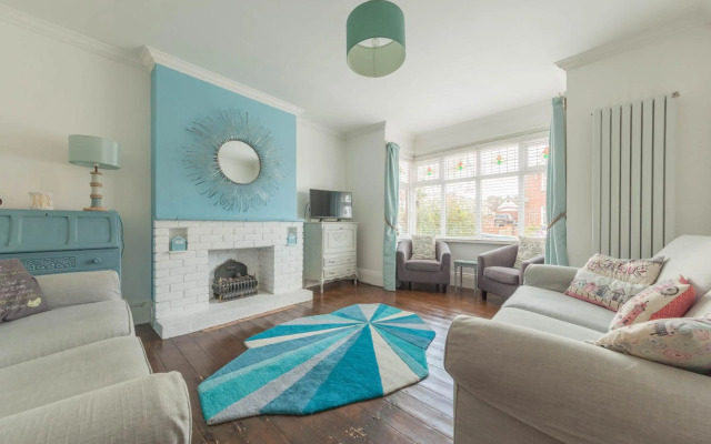 Sea Glimpses with free parking and garden