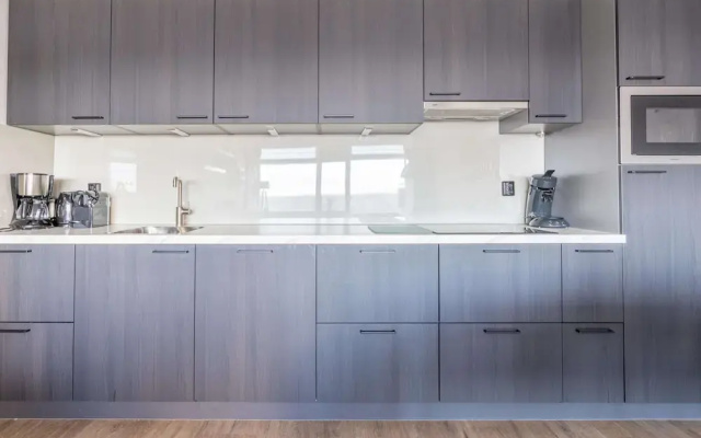 4-person Apartment With Island View