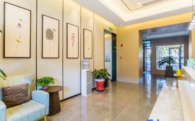 Zhanghe Hotel (Hohhot Railway Station Hailiang Square)