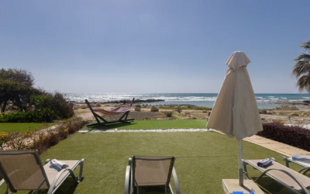 Villa Suri, Luxury Seafront Villa