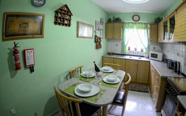 Village Corner 3 bedroom apartment with garage