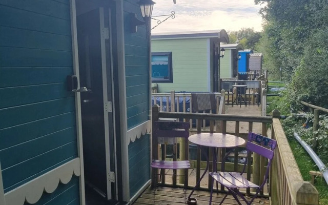Glamping Hut - Riverview 3