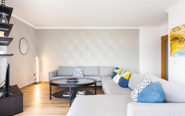 Home2Book Stunning Santa Cruz City Views