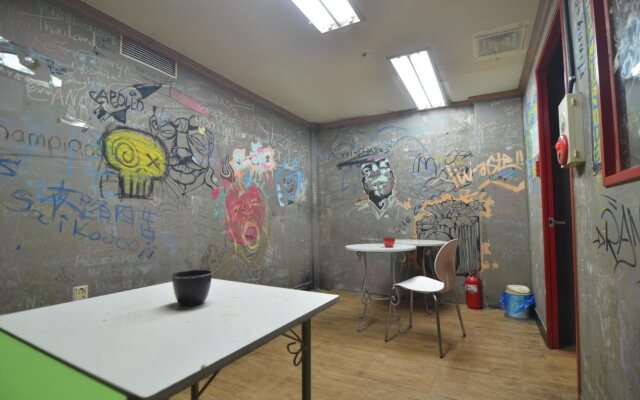 Kimchee Sinchon Guesthouse - Hostel