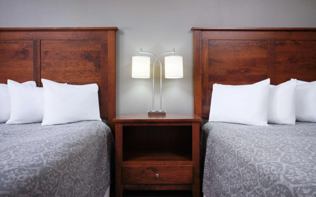 Green Mill Village Hotel & Suites, BW Signature Collection