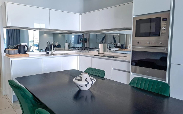 Ellipse Waterfall Executive Apartment - 612