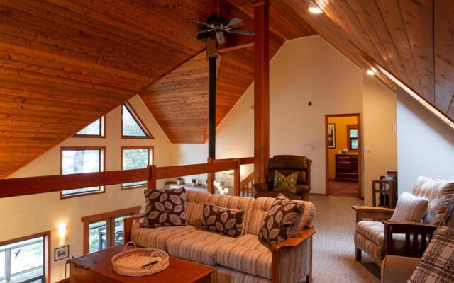 The Overlook, Luxury Lakeside Home with Dock