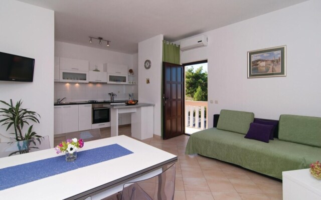 Amazing Home in Sutivan with Hot Tub, WiFi & 3 Bedrooms