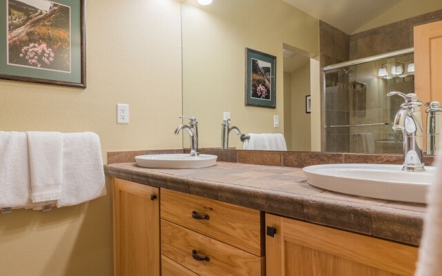 Private Home With A Beautiful Mountain Vista - Woods24 by RedAwning