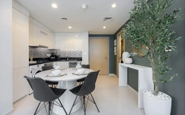 Modern Luxe 2BR in Business Bay