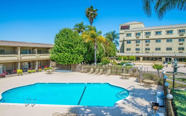 Ramada by Wyndham West Sacramento Hotel and Suites