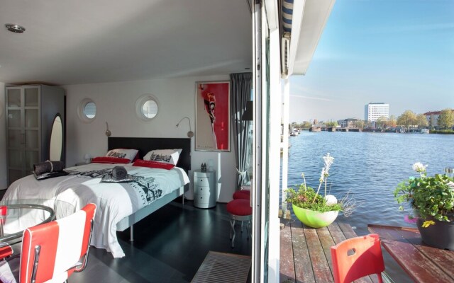 A Bed & Breakfast on a Splendid Houseboat