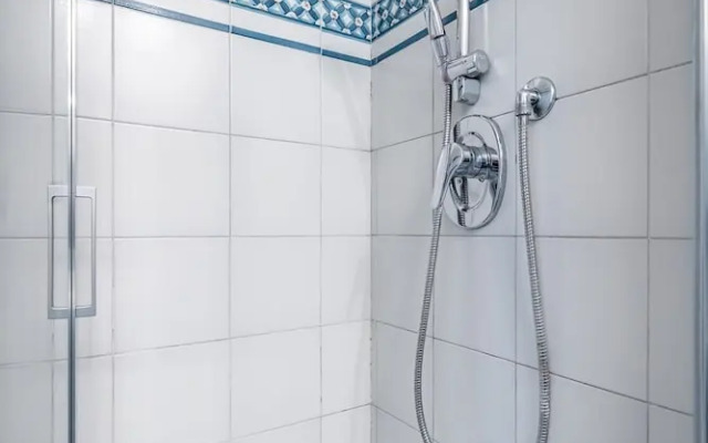 YiD elegant near tramvia