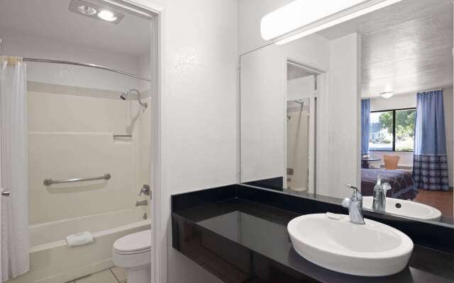 Super 8 by Wyndham Dunnigan