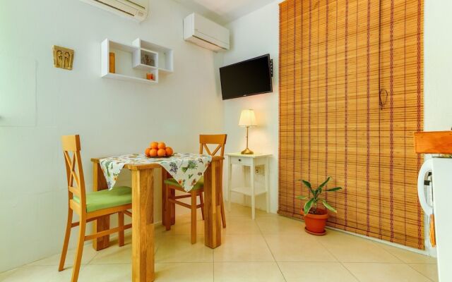 Studio With Shared Garden, 3 min Walk to the Beach