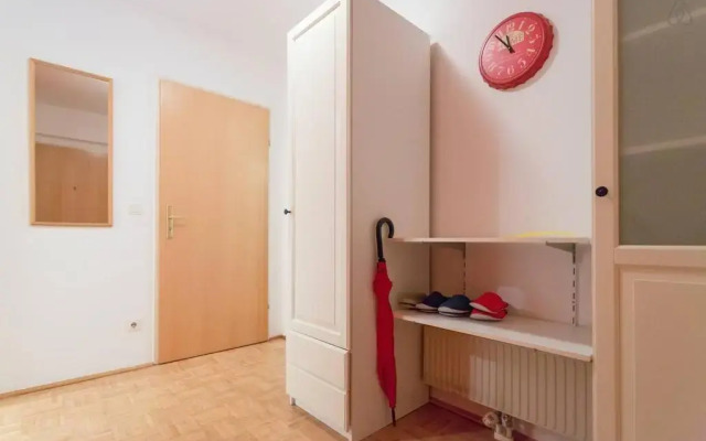 Relaxing Terrace Apartment in Lively Area