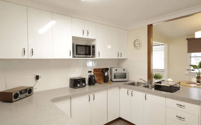 Homely 2-bed Cottage Near Tenterfield Centre – Kitchen – Tenterfield
