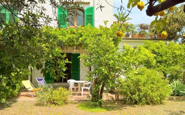 Seafront Apartments Garden House
