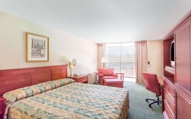 Super 8 by Wyndham Meadow Wood Courtyard