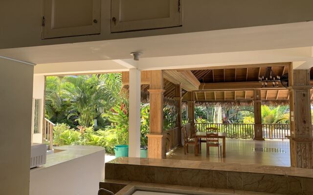 King Suite at Oceanview Resort in Jamaica - Enjoy 7 Miles Of White Sand Beach! 1 Bedroom Villa by Redawning