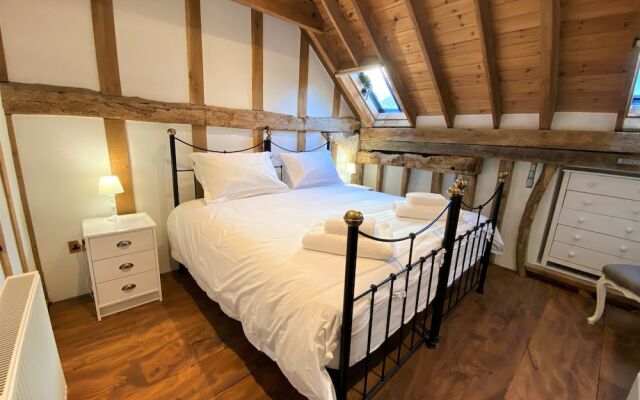 Brundish, Suffolk Large 4-bed Barn Stunning!