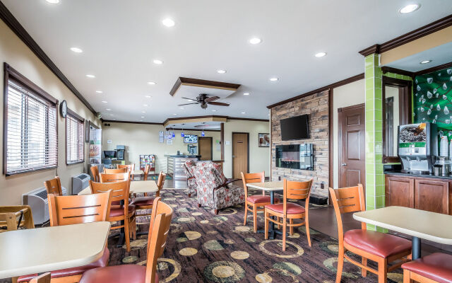 Quality Inn Coralville - Iowa River Landing