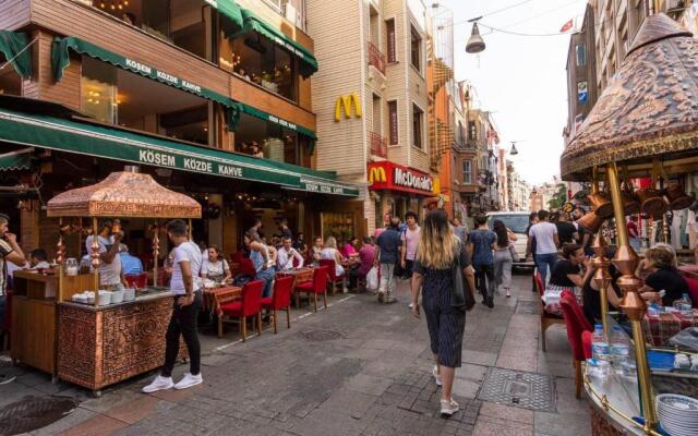 Yakamoz 2 BR Stylish House with garden in Kadikoy