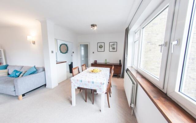 Bright & Airy 2-bedroom Flat for 6 in Blackheath