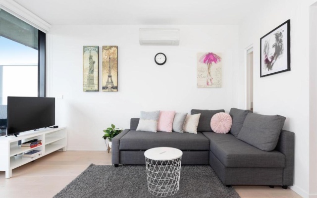 South Yarra City View Apartment with Car Park, Amazon Alexa, Spotify, Netflix, and WiFi – Guest Rooms – Melbourne