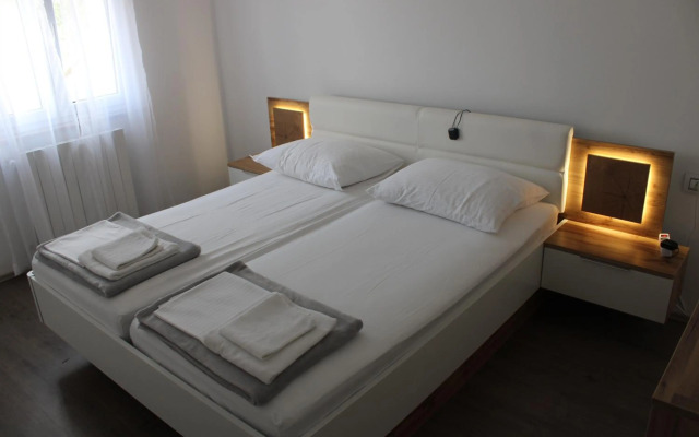 Holiday House emjalemi