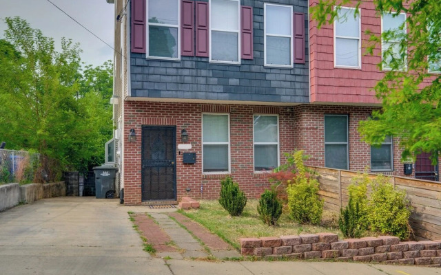 5 Mi to US Capitol: Washington DC Townhome