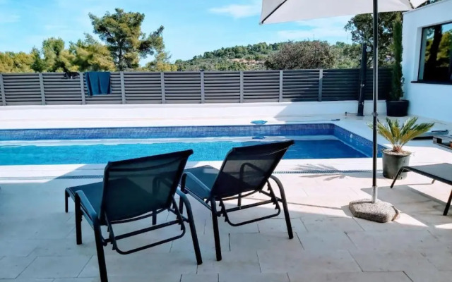 Sunset Villa Aves With Pool, Gym and Sauna