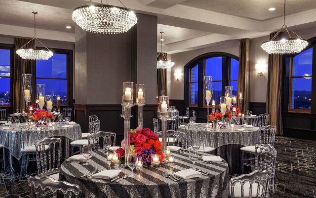 DoubleTree by Hilton Youngstown Downtown