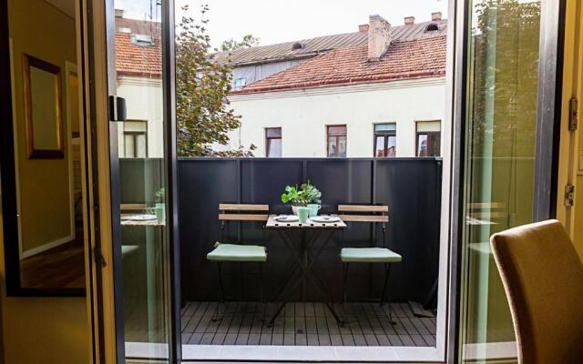 Charming 1BD Old Town Apartment by Hostlovers